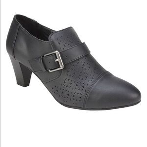 NWT Black heeled ankle bootie Sairah by Rialto Perforated upper inside zip 8.5